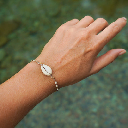 Armband “Kaiya" mit Perlmutt und Kauri