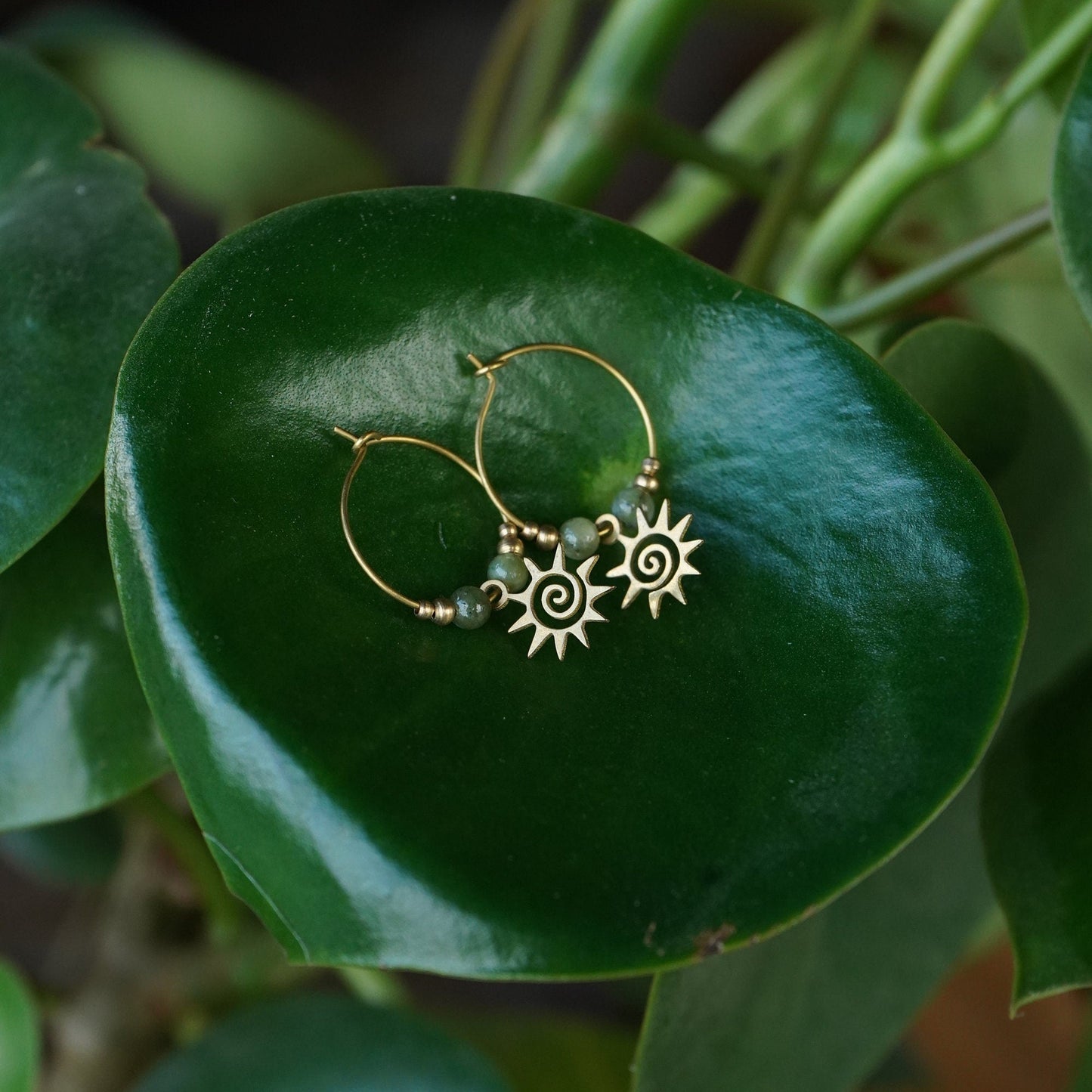 Ohrringe "Melya" mit grüner Jade und Sonne