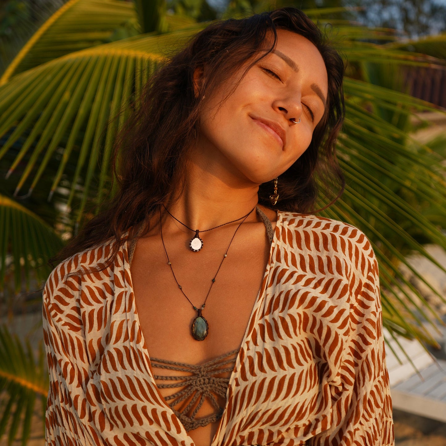 "Lucía" necklace with labradorite and macrame