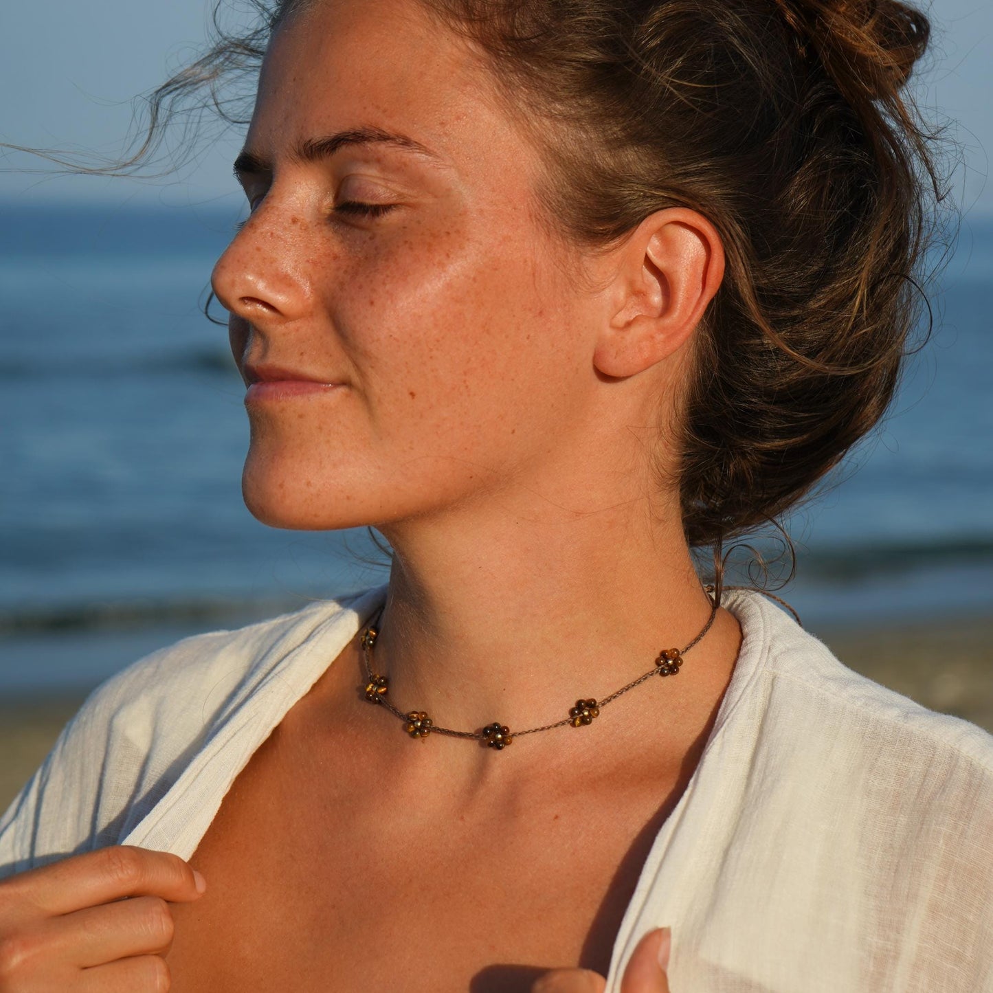 Kette "Taria" mit Blumen aus Tigerauge