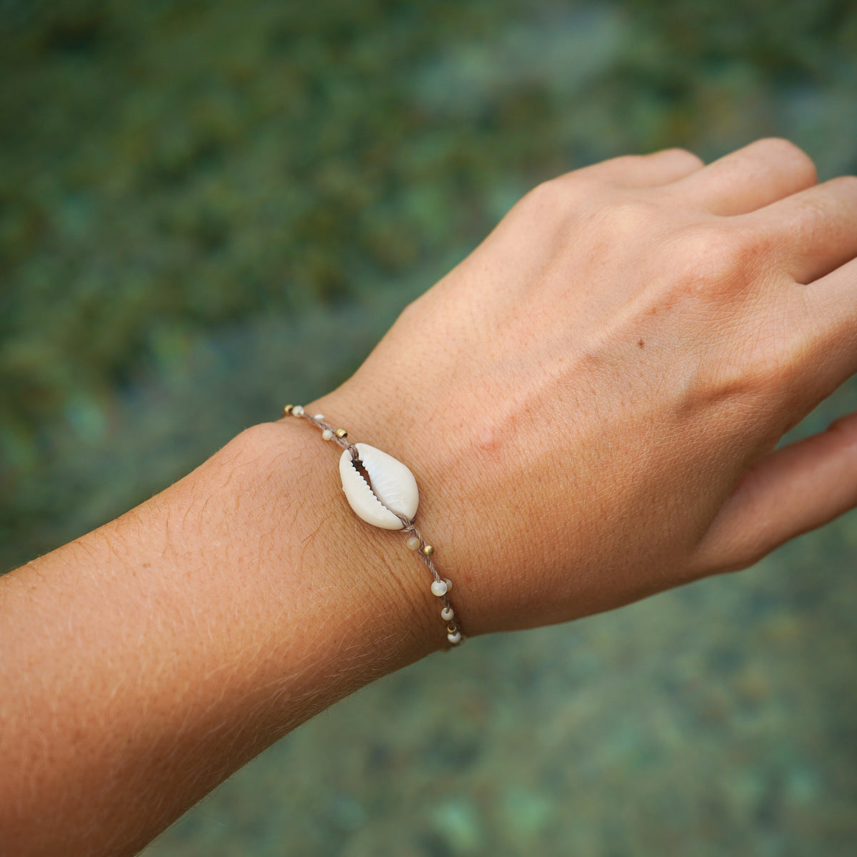 Armband “Kaiya" mit Perlmutt und Kauri