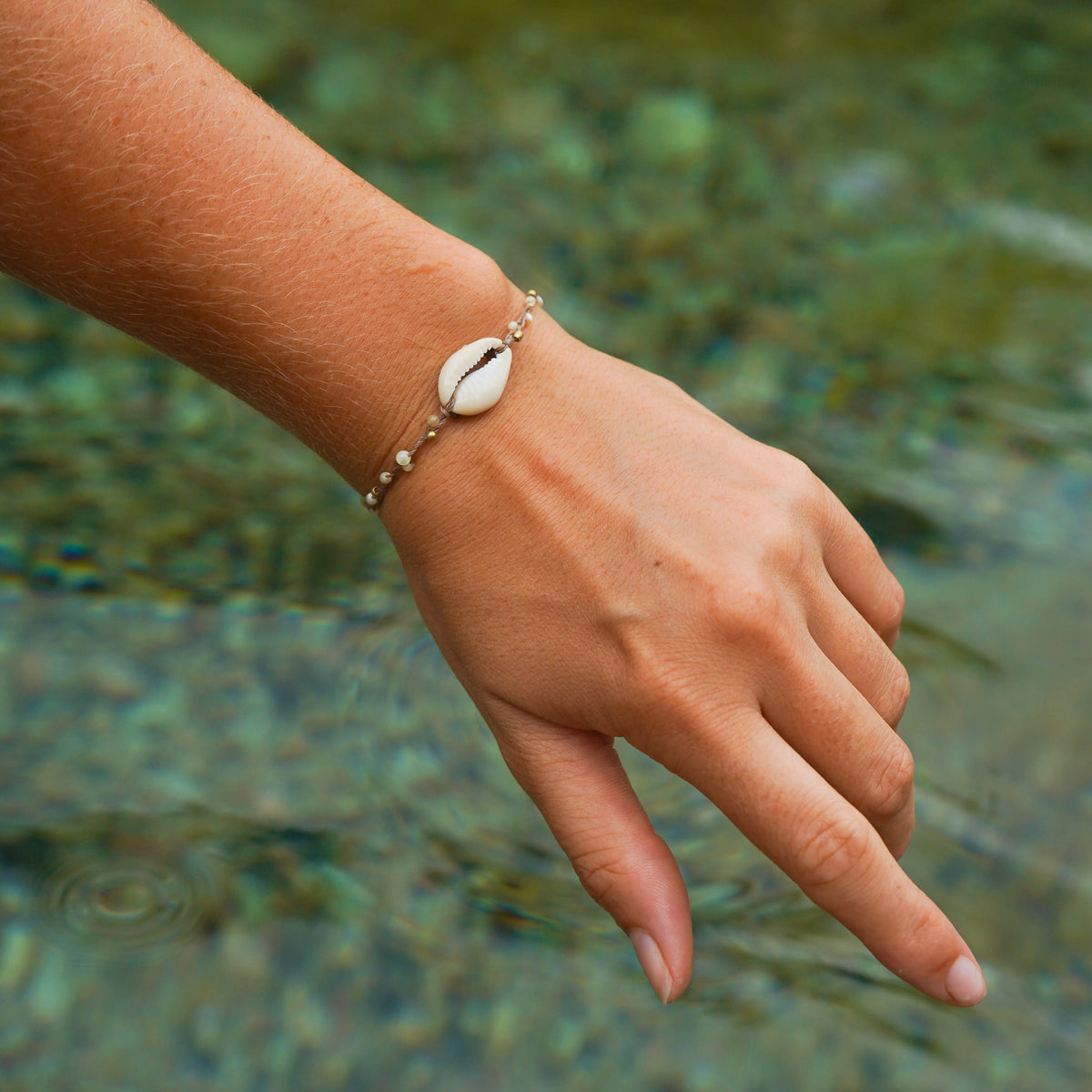 Armband “Kaiya" mit Perlmutt und Kauri