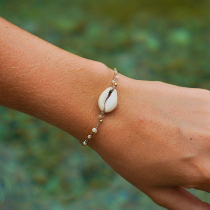 Armband “Kaiya" mit Perlmutt und Kauri
