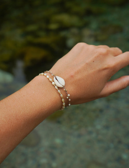 Armband “Kaiya" mit Perlmutt und Kauri