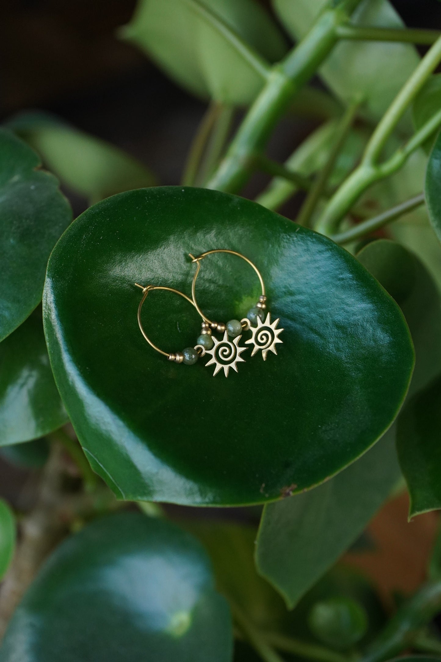 Ohrringe "Melya" mit grüner Jade und Sonne