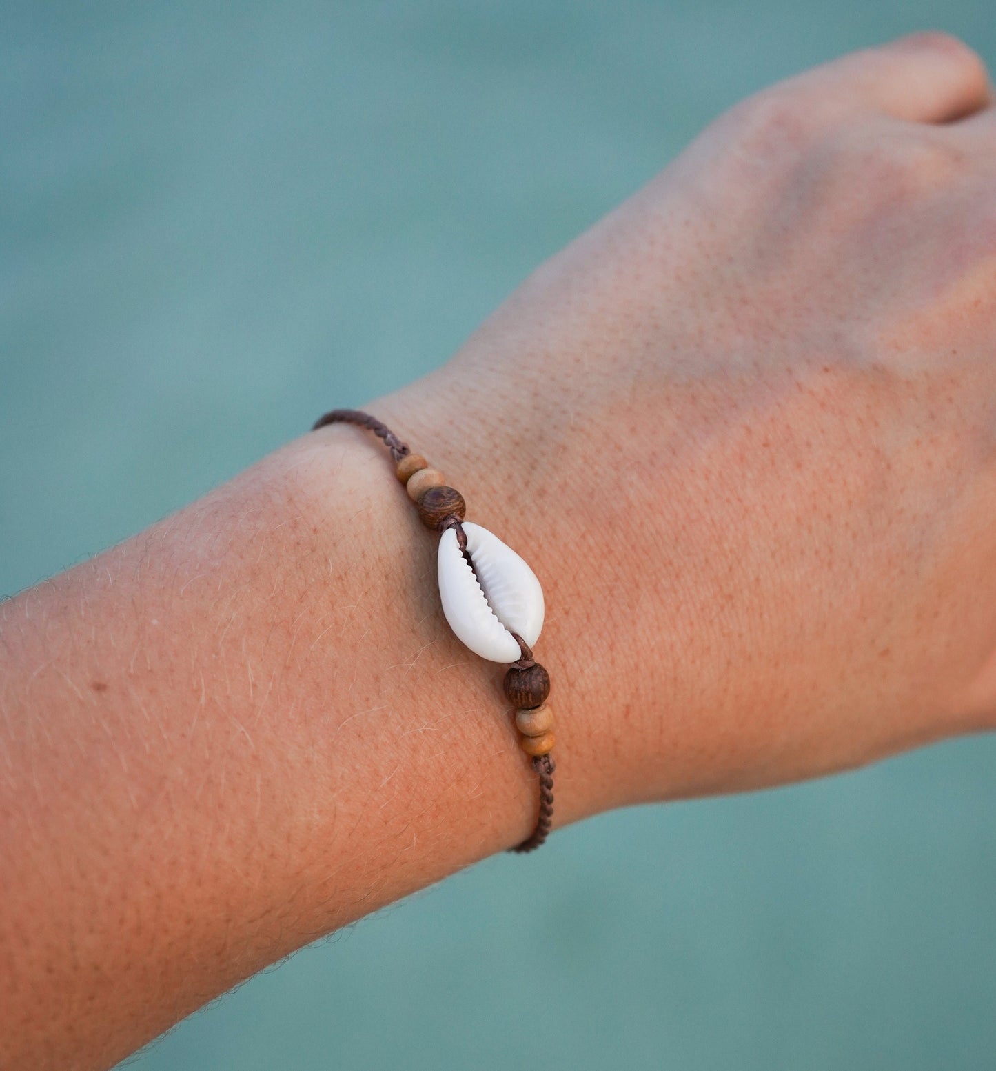 Armband "Lemaya" mit Kauri Muschel und Holzperlen