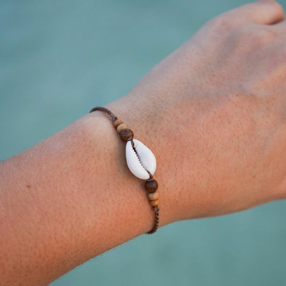 Armband "Lemaya" mit Kauri Muschel und Holzperlen