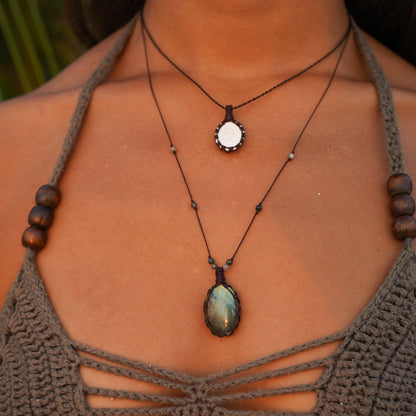 "Lucía" necklace with labradorite and macrame