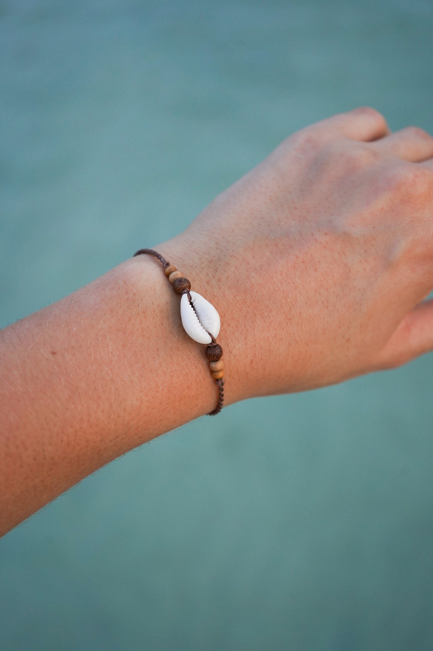 Armband "Lemaya" mit Kauri Muschel und Holzperlen