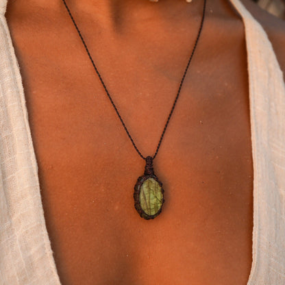 Kette "Lydia" mit Labradorit und Makramee