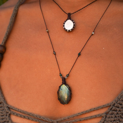 "Lucía" necklace with labradorite and macrame