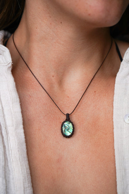 Kette "Madeya" Perlmutt mit Makramee