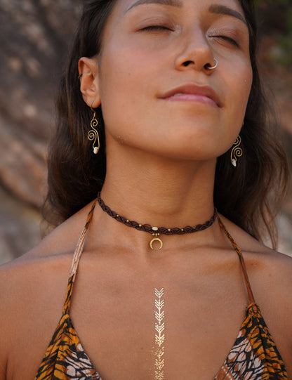 "Sayena" earrings with mother-of-pearl and spiral