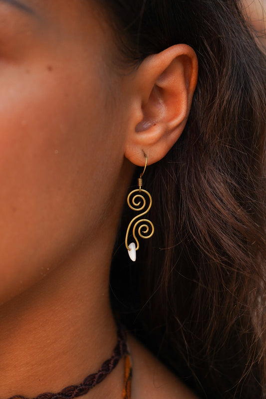 Ohrringe "Sayena" mit Perlmutt und Spirale