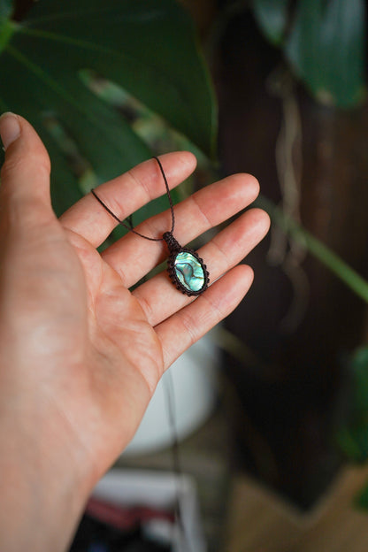 Kette "Madeya" Perlmutt mit Makramee