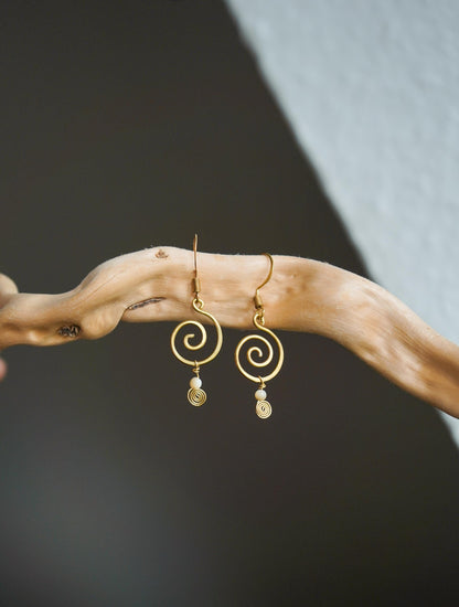 Ohrringe "Oahu" mit Perlmutt und Spirale