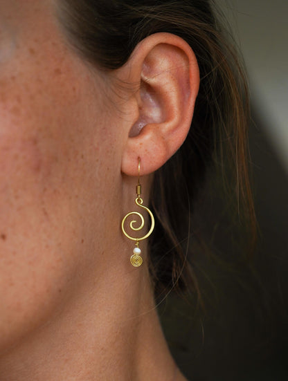 Ohrringe "Oahu" mit Perlmutt und Spirale