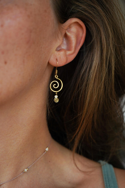 Ohrringe "Oahu" mit Perlmutt und Spirale