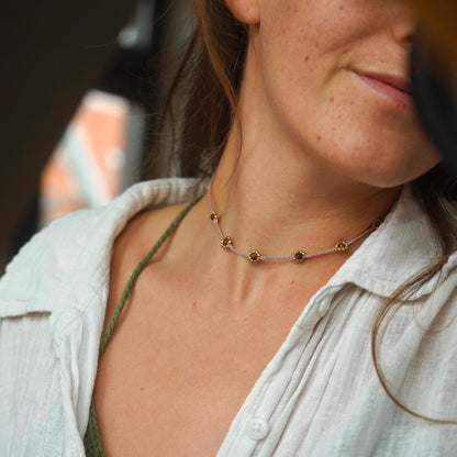 Kette "Floraya" mit Blumen und Tigerauge