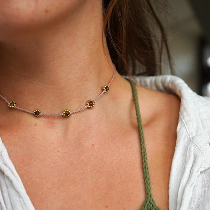 Kette "Floraya" mit Blumen und Tigerauge