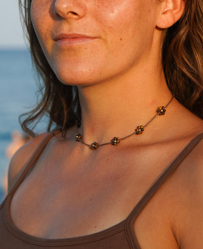 Kette "Taria" mit Blumen aus Tigerauge