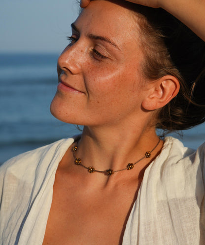 Kette "Taria" mit Blumen aus Tigerauge